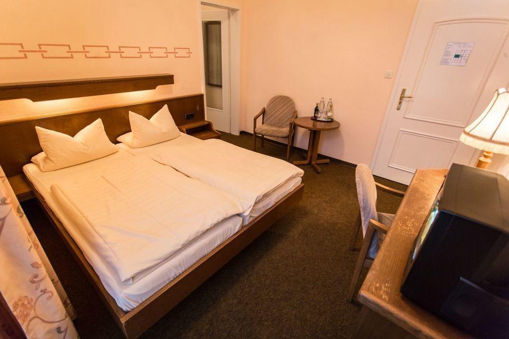 Schloss-Hotel Petry Трейс-Карден Екстериор снимка