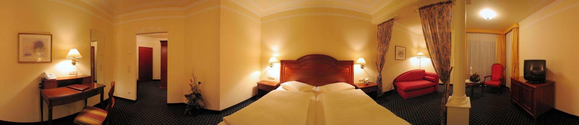 Schloss-Hotel Petry Трейс-Карден Екстериор снимка